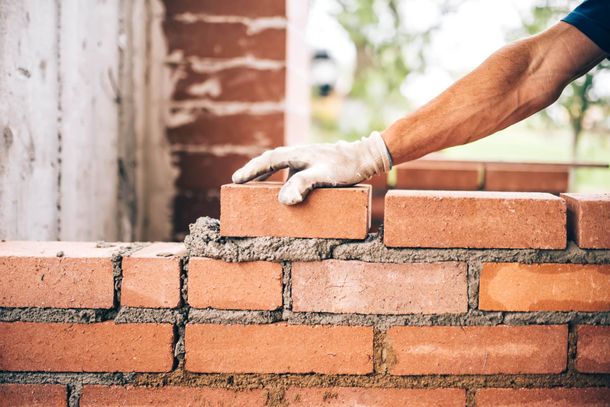 construction de mur en brique